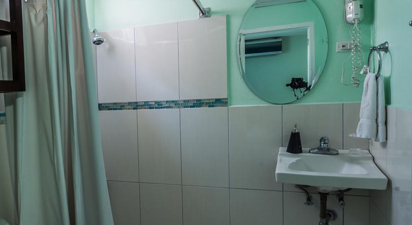 Inn At 87 Port of Spain Room photo